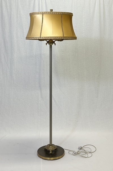 Golvlampa, mässing, 1900-talet.