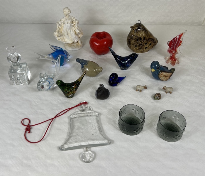 Diverse glas- och keramikföremål.