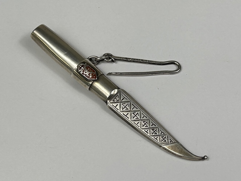 Slidkniv, silver, emalj, 1900-talets början.