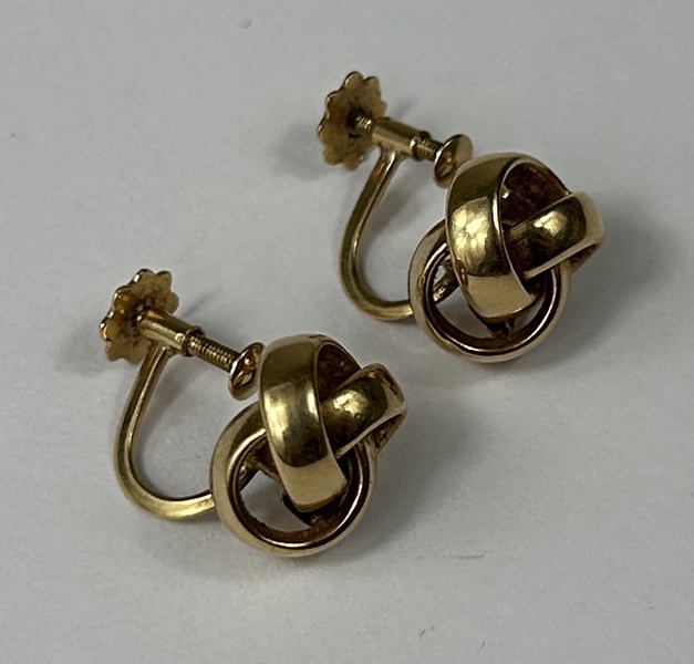 Örhangen, ett par, 18k guld.