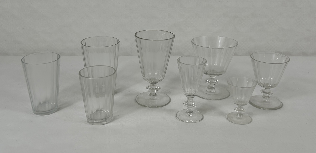 Glasservis, 96 delar, slipade, föregångare till "Karlberg", tidigt 1900-tal.