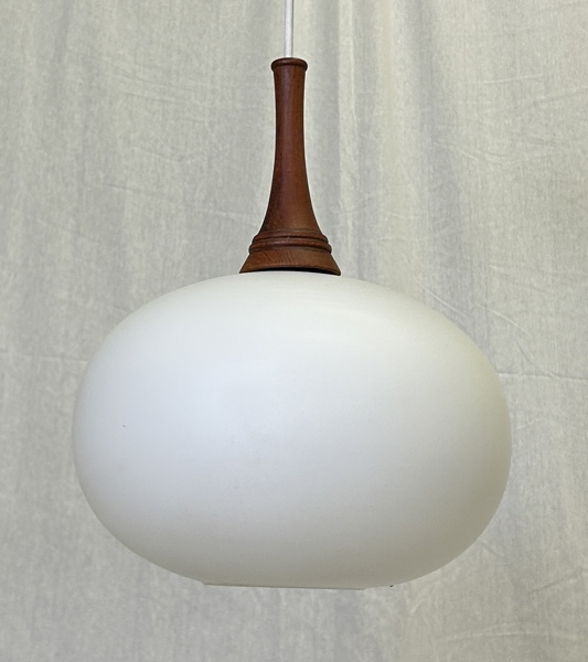 Taklampa, opalglas/teak, 1900-talets andra hälft.