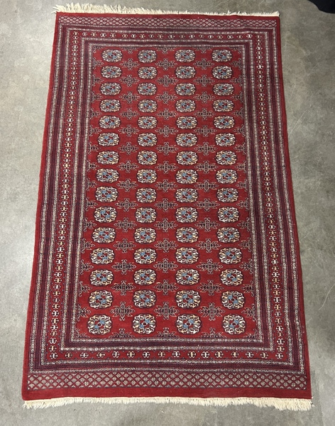 Handknuten matta, orientalisk.