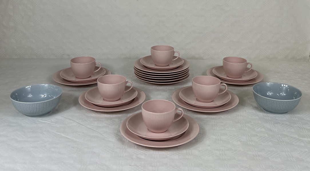 Arabia Kaffeservisdelar, 24 delar, samt Swedish Grace, 2 delar.