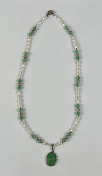 Pärlhalsband, Biwa pärlor och krysopras, silver.
