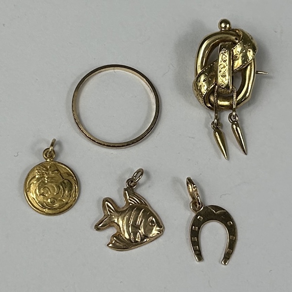 Hängen, brosch och ring, 18k guld.