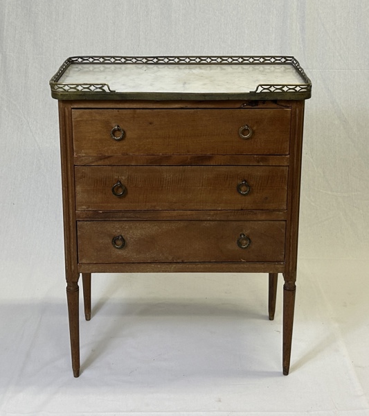 Byrå, 3-lådor, gustaviansk stil, 1900-tal.