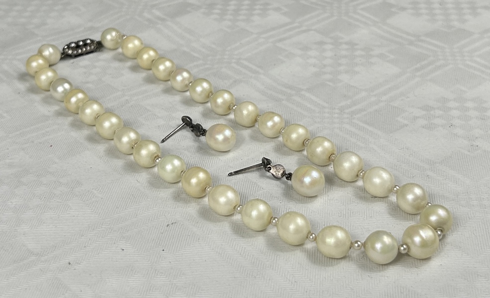 Örhängen, ett par, och pärlcollier med silverlås.1800-talets Slut
