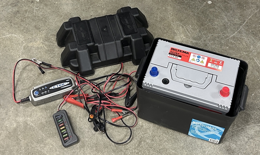 Fritidsbatteri och batteriladdare, Biltema.