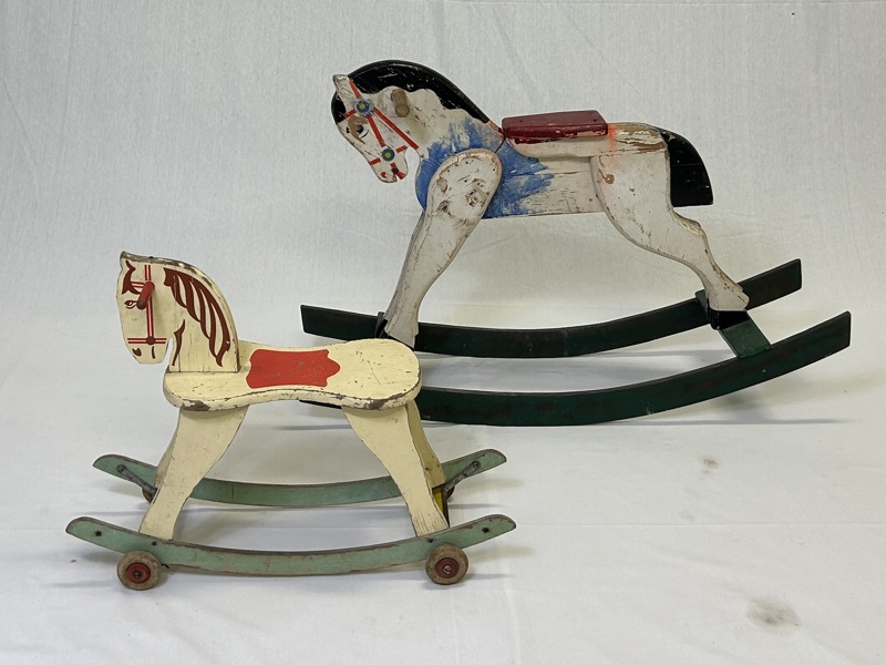 Gunghästar, 2 st, trä, 1900-tal.