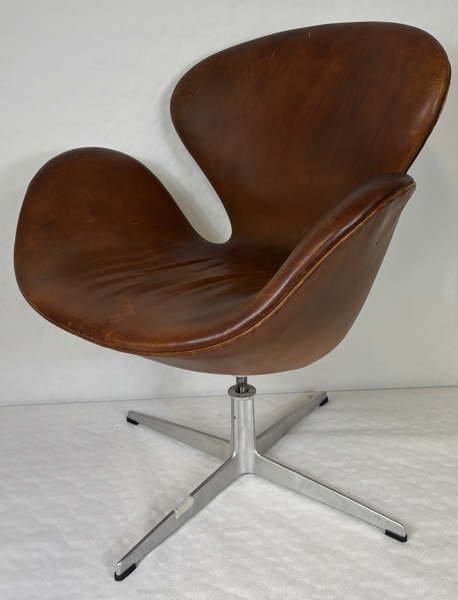 Arne Jacobsen. Fåtölj, "Svanen", Fritz Hansen, Danmark, Cognac Skinn, 1965.