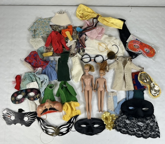 Barbie med kläder/accessoarer.
