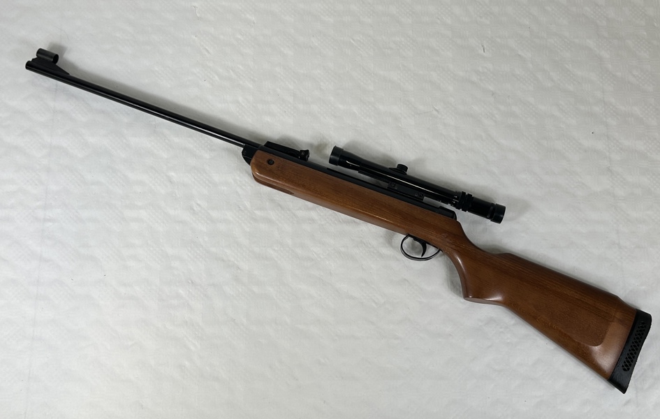 Luftgevär, BSA, med Kikarsikte 3-7x20. 