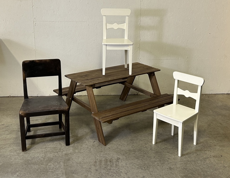 Picknickbord barnmodell samt tre stycken barnstolar