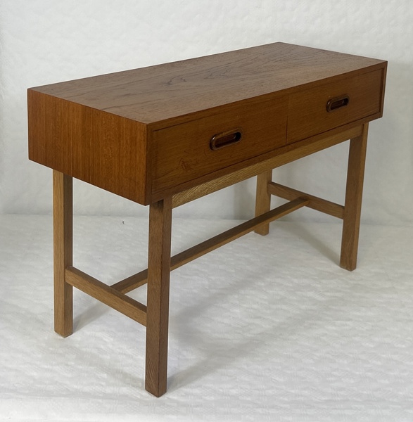 Mindre Byrå, Teak, 2-lådig.
