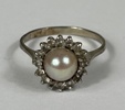 Ring, 18k vitguld, med en pärla och stenar.
