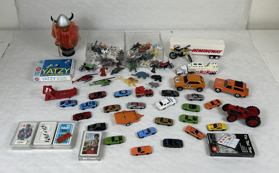 Leksaker, bla Volvo och Playart.