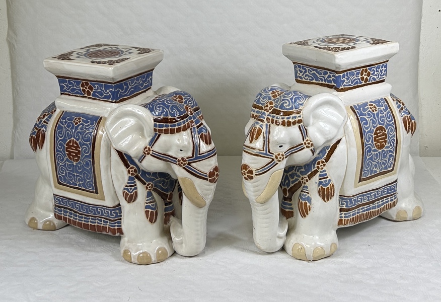 Piedestaler, ett par, Elefanter, orientaliska, 1900-tal.