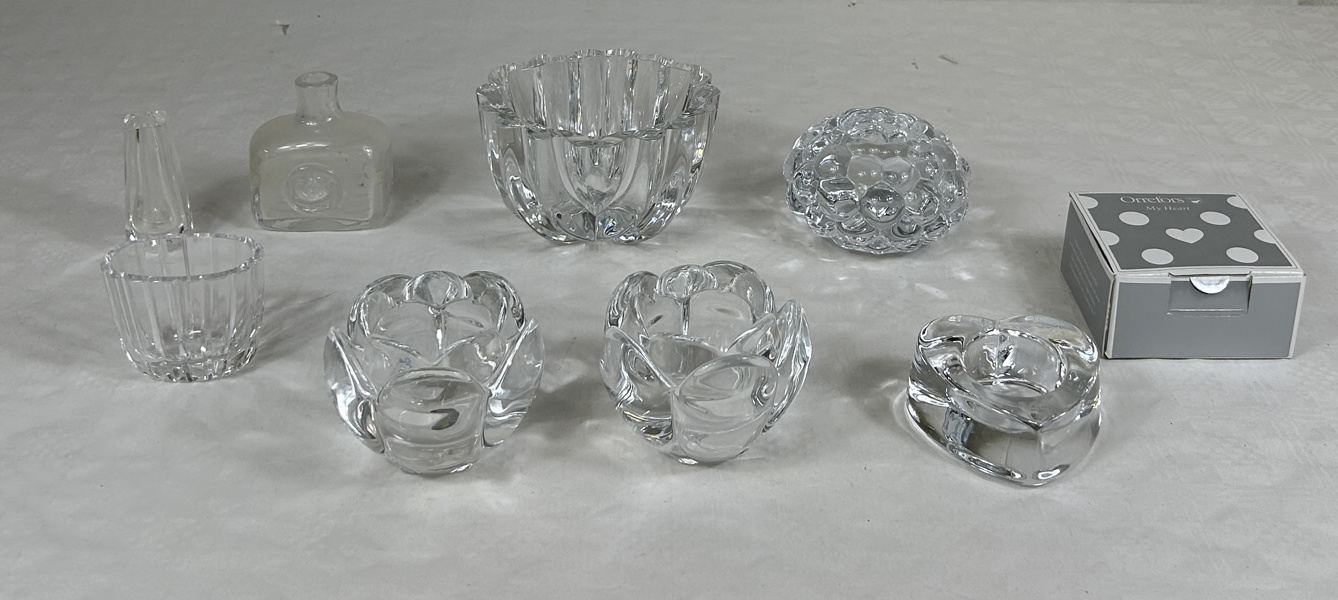 Glasföremål bla Royal Copenhagen och Orrefors.