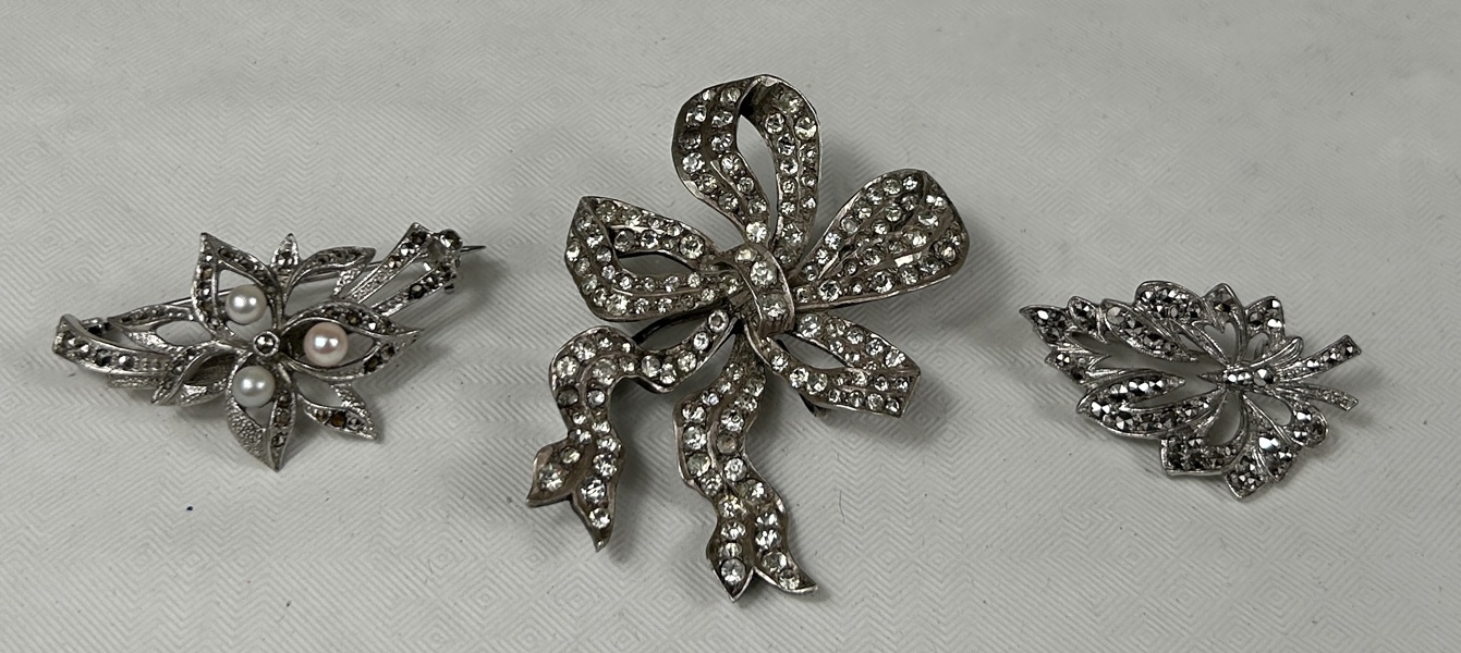 Broscher, 3 st i silver.