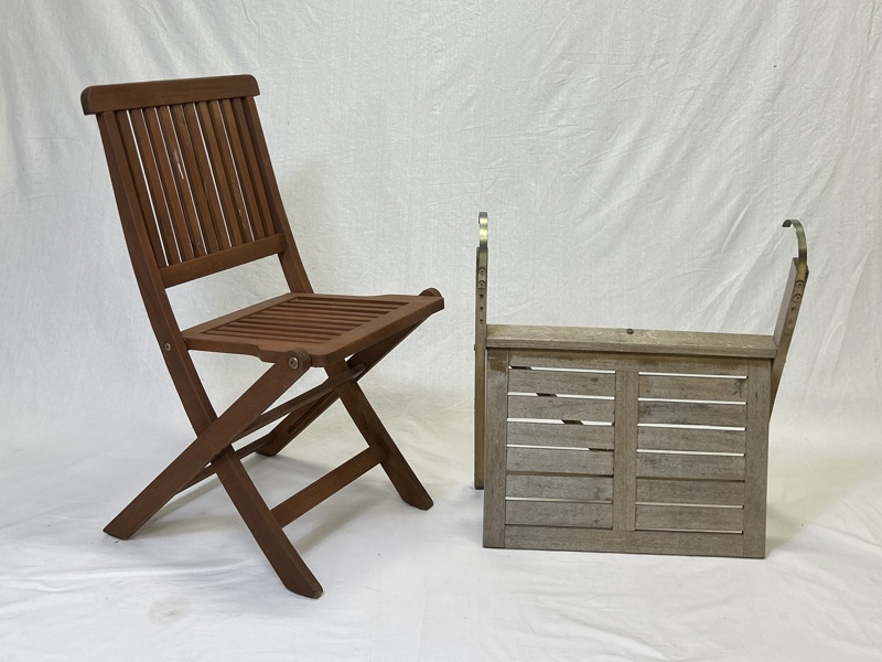 Trädgårdsstol, teak, samt ett bord.