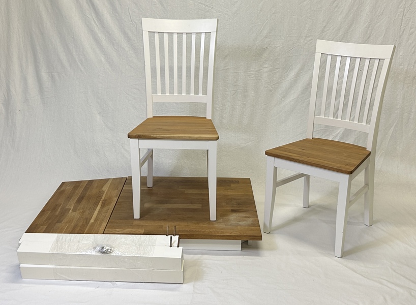 Matbord, med 2 stolar, Ek.