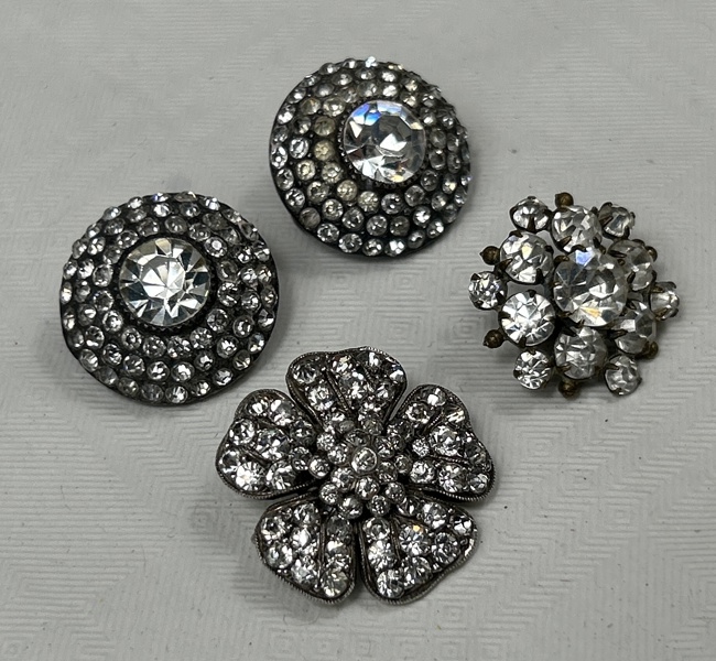Broscher/knappar, 4 st, två i silver.