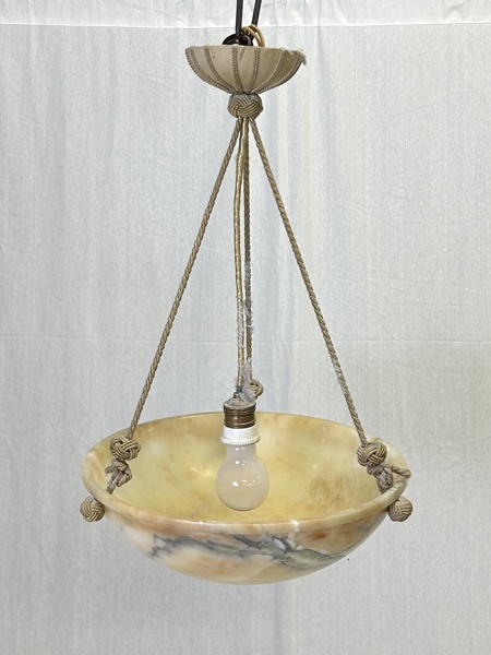 Taklampa, alabaster, 1900-talets första hälft.
