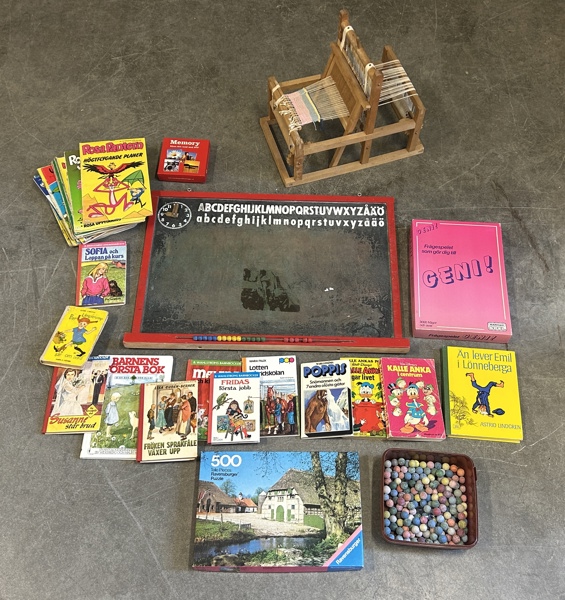 Parti leksaker och böcker.