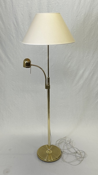 Golvlampa i mässing.