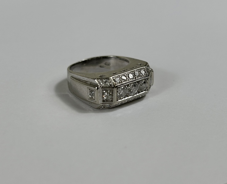 Ring, 18k vitguld, med diamanter.