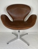 Arne Jacobsen. Fåtölj, "Svanen", Fritz Hansen, Danmark, Cognac Skinn, 1965.