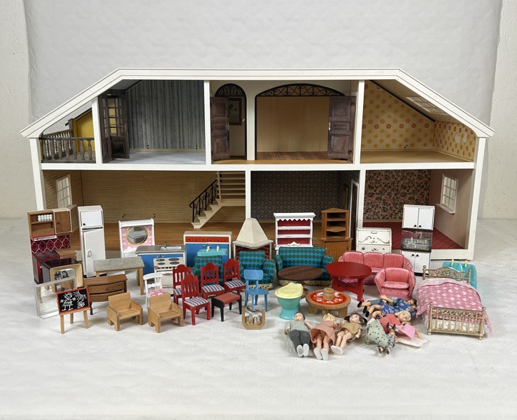 Dockhus med möbler, Lundby, 1980.