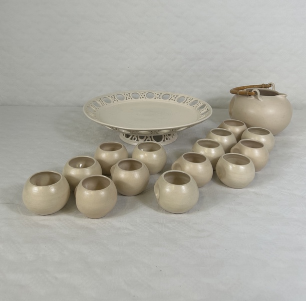 Ester Lundvik Nyberg, Fat, koppar och tekanna, 16 delar, keramik.