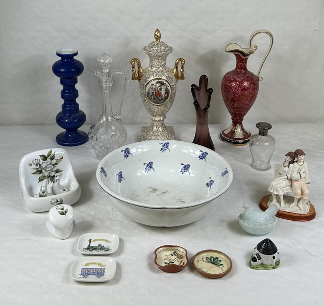 Diverse porslin och glasföremål.