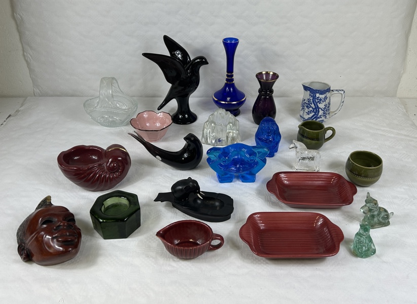 Diverse porslin och glasföremål.