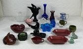 Diverse porslin och glasföremål.