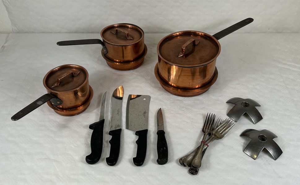 Kastruller, 3 st, med bestick och knivar.