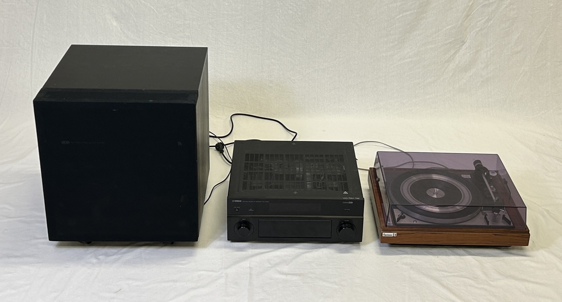 Skivspelare med en förstärkare och högtalare.