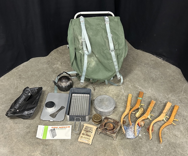 Ryggsäck med trangiakök och fiskeutrustning.