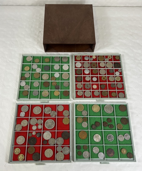 Myntskåp, 4 st brickor med mynt, några i silver.