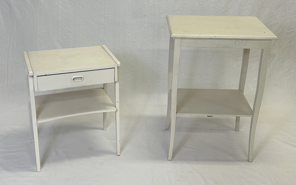 Mindre bord och sängbord, bemålade.