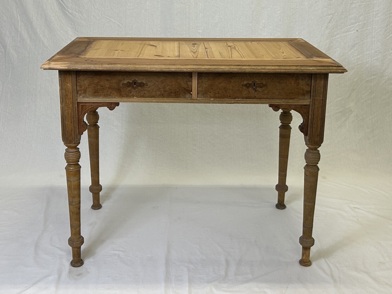 Skrivbord, med två lådor, nyrenässans, 18/1900-tal.