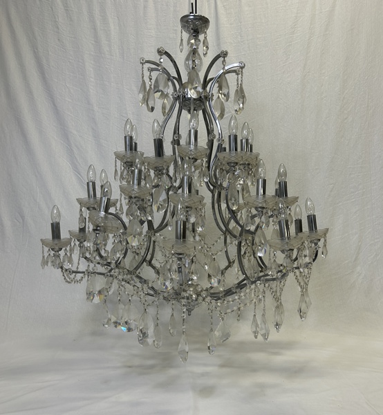 Stor Ljuskrona, med prismor, 30 st ljuspunkter.