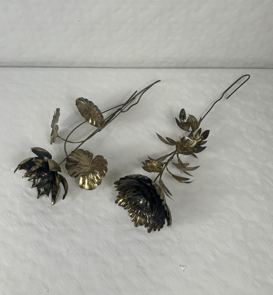 Blommor, 2 st, metall/mässing.