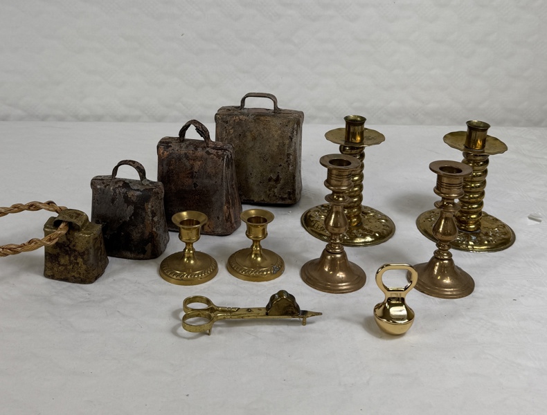 Kobjällror och mässingsljusstakar.