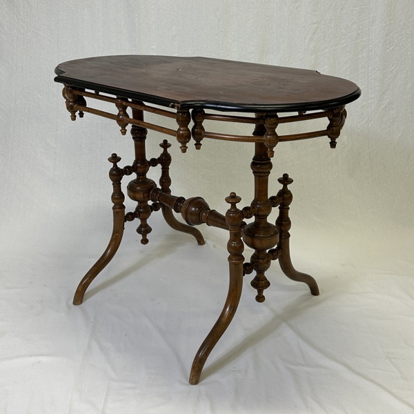 Bord, nyrenässans-stil, 1900 talets början.