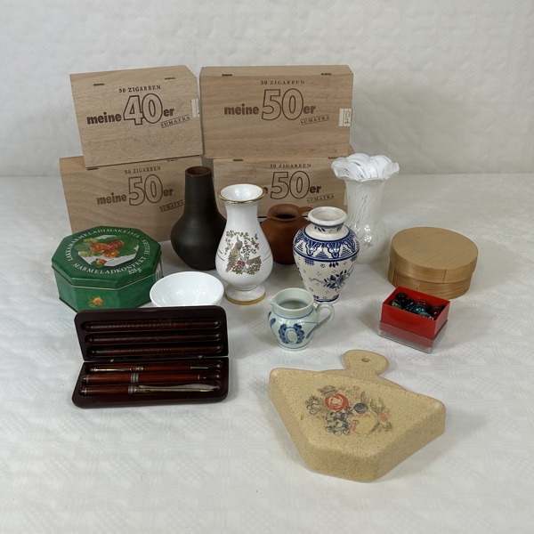 Diverse, bl a cigarrlåor .