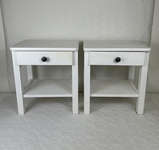 Sängbord, par, bemålade.