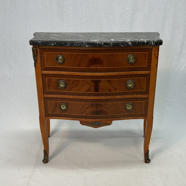 Mindre byrå, stenskiva, rokokostil, 1900 tal